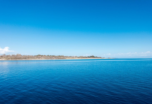 Blauw zeewater Water en lucht Natuurlijke oceaanoppervlak achtergrond aan de hemel