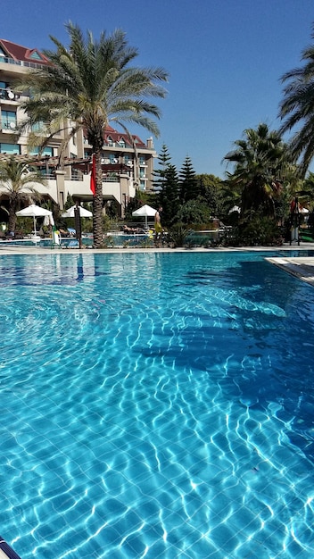 Blauw zwembad bij het resort tegen een heldere lucht