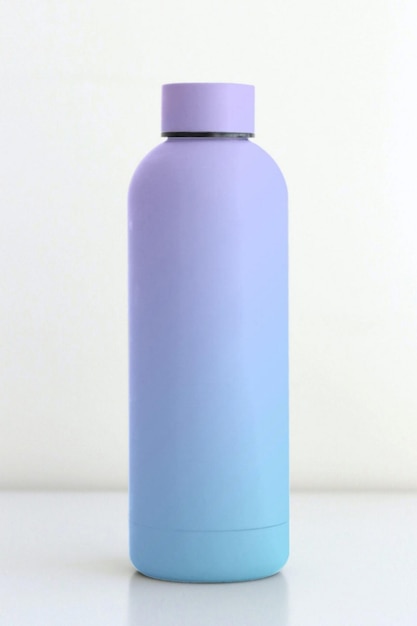 blauwachtige metalen thermische fles voor water op een witte achtergrond
