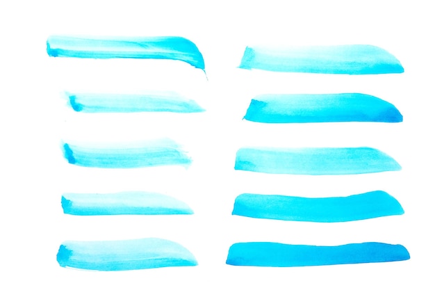 Blauwe abstract geschilderde inktstreken op aquarelpapier