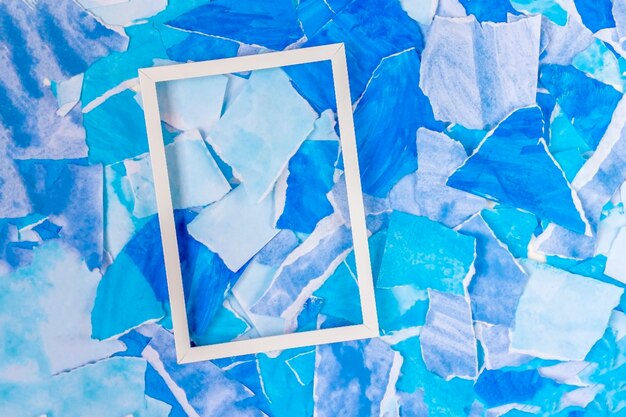 Blauwe abstracte achtergrond van gescheurde stukjes papier