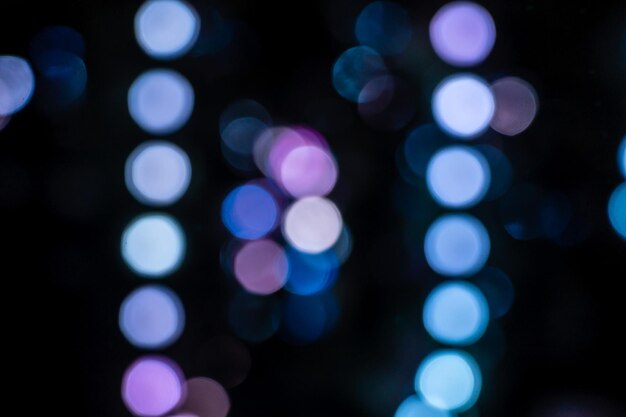 Blauwe abstracte bokehlichten met zwarte achtergrond