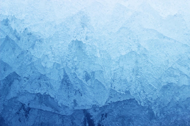 Blauwe achtergrond met bevroren scheurtextuur op het ijsoppervlak