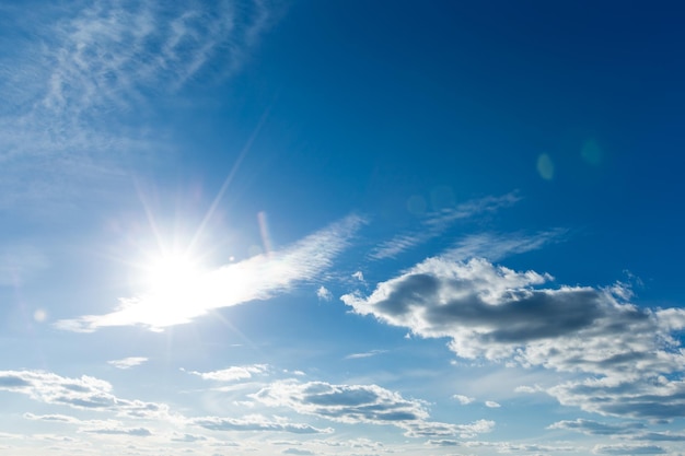 Blauwe achtergrond met kleine wolken