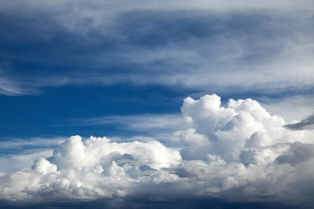 blauwe achtergrond met kleine wolken