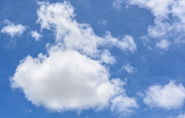 Blauwe achtergrond met wolken