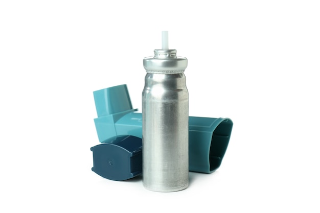 Blauwe astma-inhalator geïsoleerd op witte achtergrond