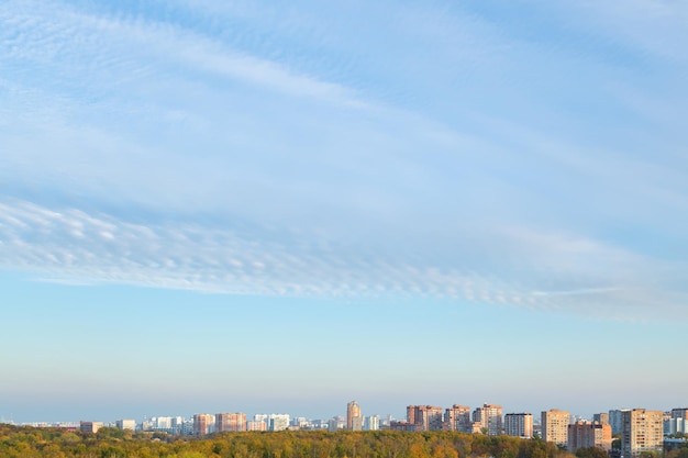 Blauwe avondrood boven woonwijk