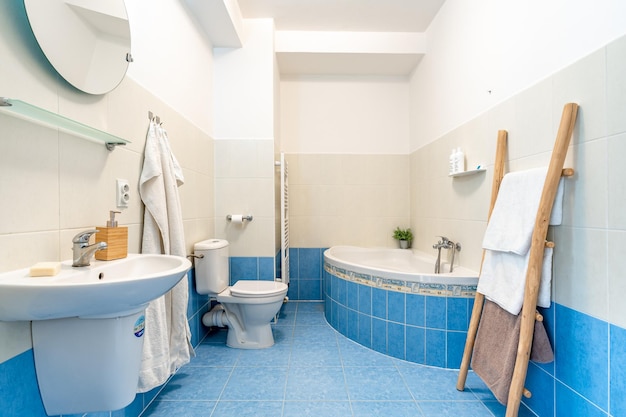 Blauwe badkamer in het appartement