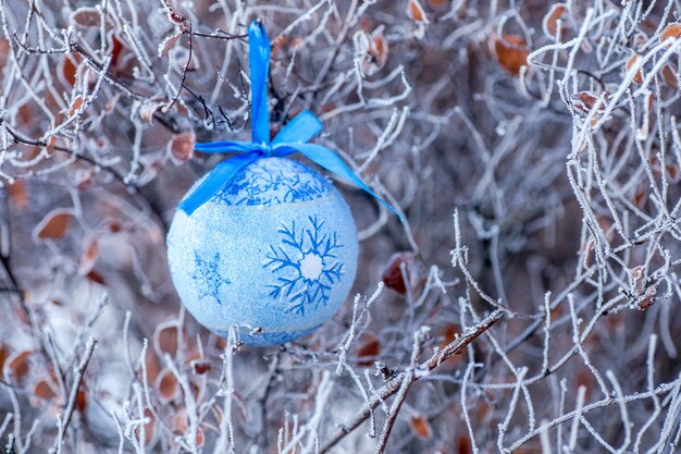 Blauwe bal kerst speelgoed op een kerstboom tak Kerstmis in de stad Achtergrond voor Nieuwjaar