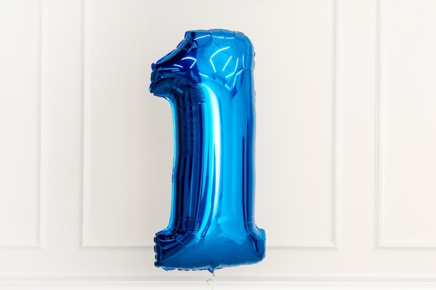 Blauwe ballon voor verjaardag thuis
