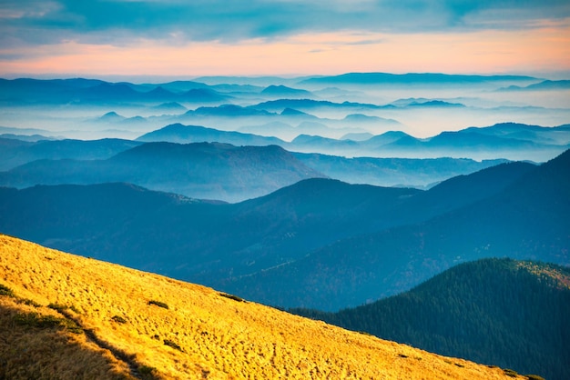 Blauwe bergen en heuvels over een prachtig zonsonderganglandschap
