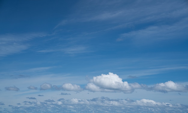 Blauwe bewolkte hemel in daglicht