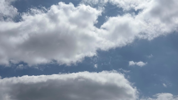 Foto blauwe bewolkte hemeltextuur natuurlijke hemelsamenstelling