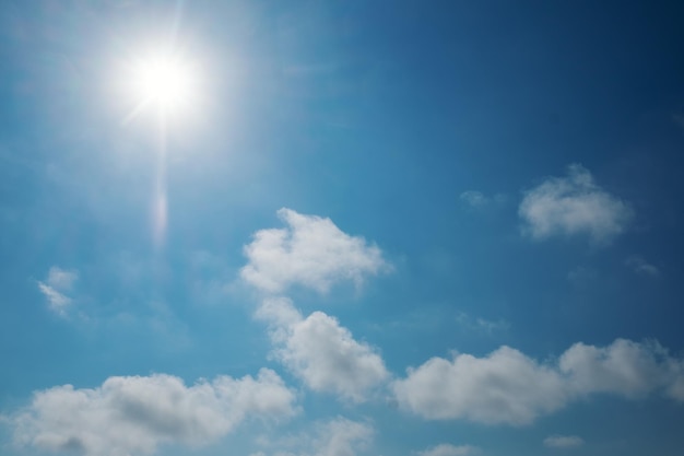 Blauwe bewolkte lucht en zon Zonnestralen en stralen