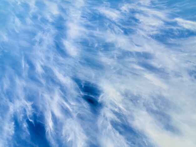 Blauwe bewolkte lucht getextureerde natuurlijke achtergrond wolken