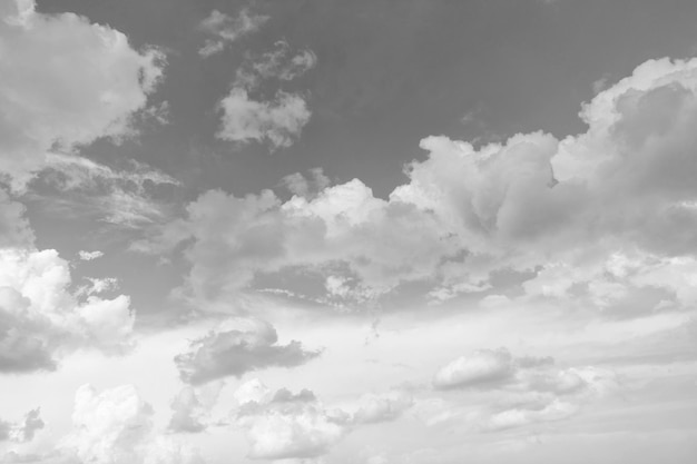 Blauwe bewolkte lucht met witte wolken in zonnig weer wolken