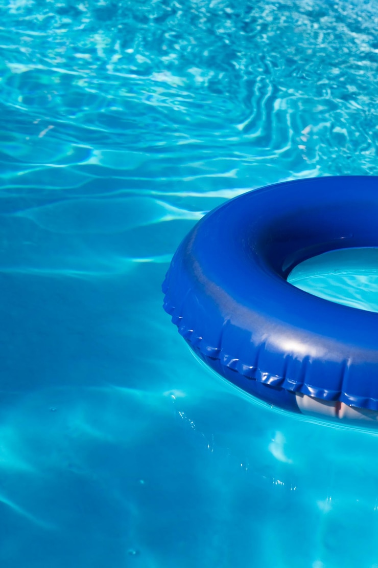 Foto blauwe binnenband op zwembadwater