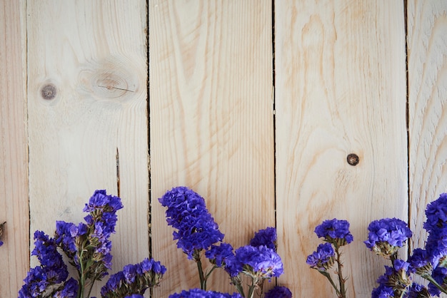Foto blauwe bloemen en houten hek achtergrond