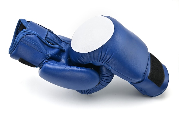 Blauwe bokshandschoenen die op wit worden geïsoleerd