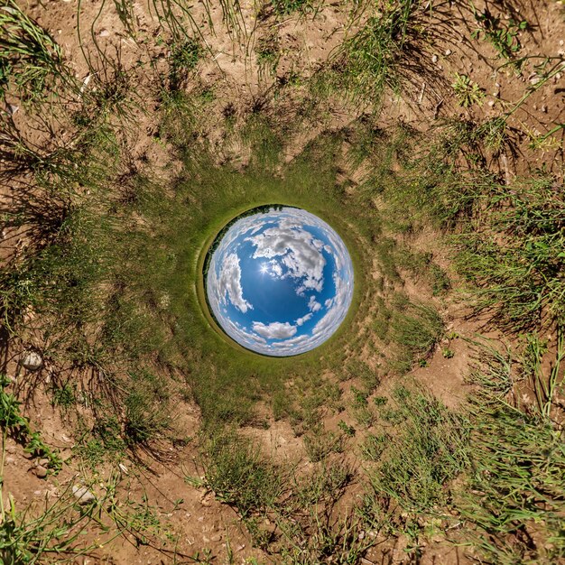 Blauwe bol kleine planeet binnen groen gras ronde frame achtergrond