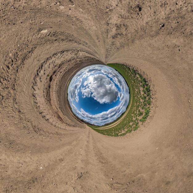 Blauwe bol kleine planeet binnen onverharde weg of veld achtergrond