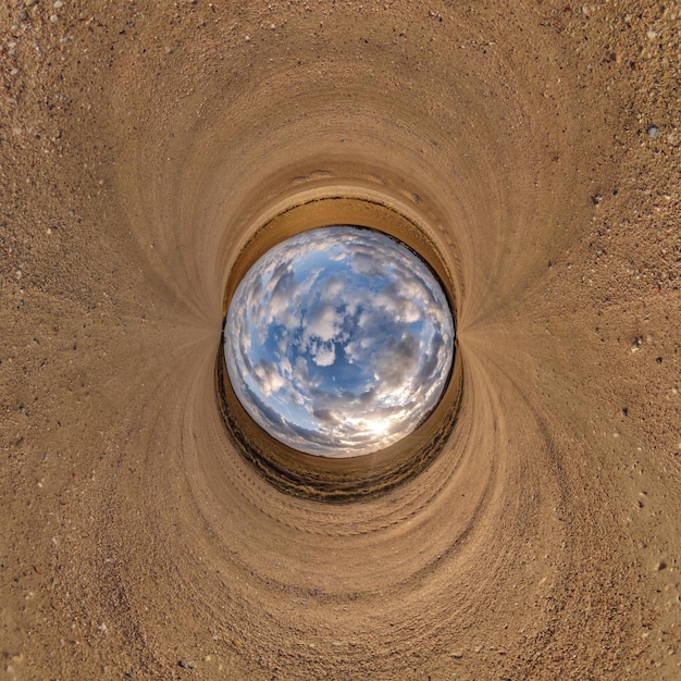 Blauwe bol kleine planeet binnen onverharde weg of veld achtergrondkromming van de ruimte