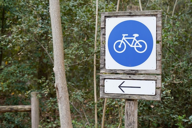 Blauwe bord voetgangersroute weg met pijl naar pad