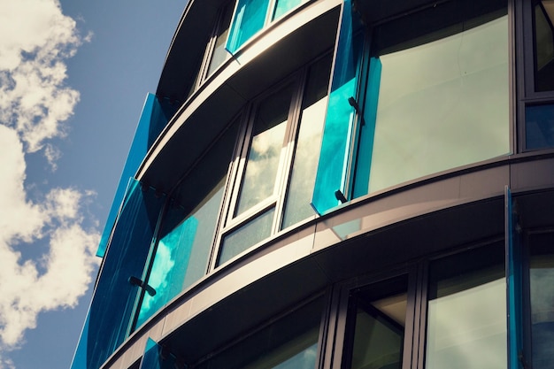 Blauwe brise soleil zonbrekers op modern glazen kantoorgebouw