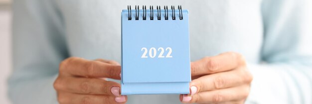 Blauwe bureaukalender voor het plannen van zakelijke taken voor het concept van volgend jaar