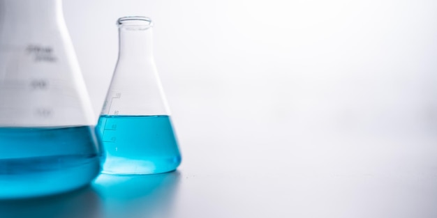 Blauwe chemische vloeistof experiment in wetenschappelijke glaswerk apparatuur in de wetenschap geneeskunde laboratorium chemie of biologie onderzoek ontdekking met behulp van glas reageerbuis of beker en kolf