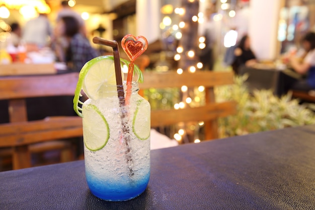 Blauwe cocktail met limoen