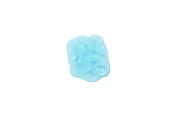 Blauwe cosmetische gel met bubbels geïsoleerd op een witte achtergrond. Uitstrijkje van hyaluronzuur, antibacteriële gel of gezichtsserum. Huidverzorgingsproduct,