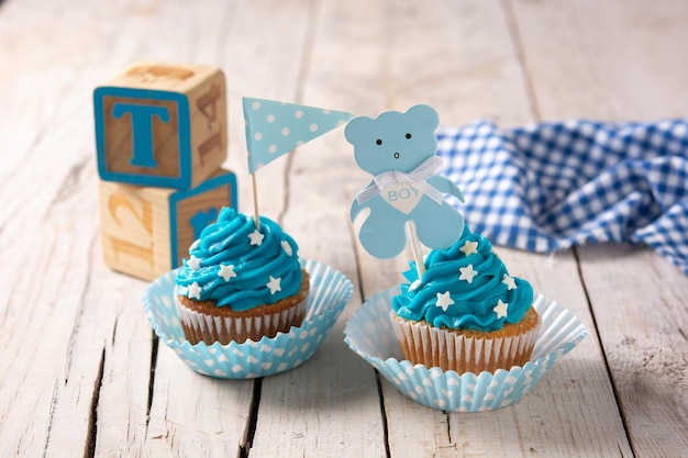 Blauwe cupcake voor babyshower op houten tafel