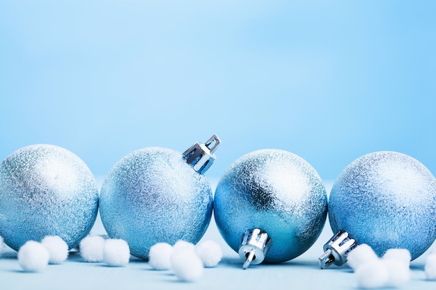 Blauwe de decoratieachtergrond van Kerstmisballen