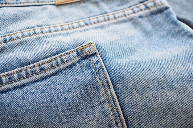 Blauwe denim jeans achterzak close-up