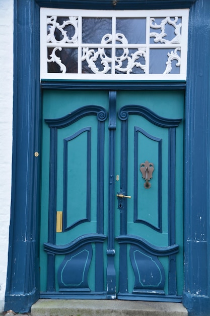 Blauwe deur van het huis