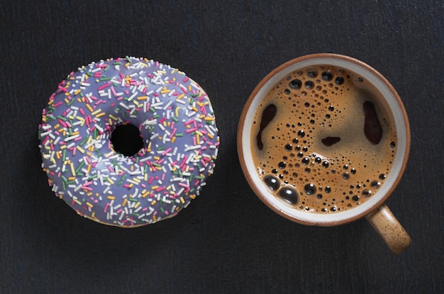 Blauwe donut en koffie