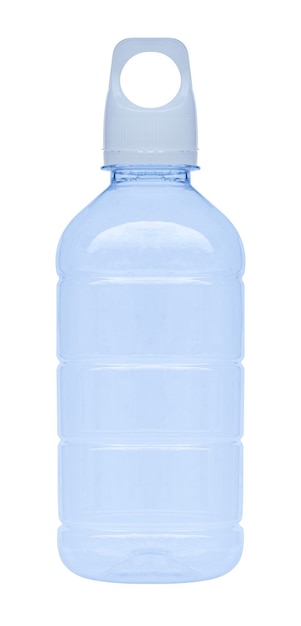 Blauwe doorschijnende plastic drinkwaterfles geïsoleerd op witte achtergrond met clippingpad