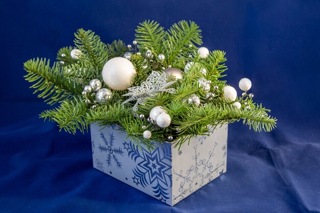 Blauwe doos met dennenappels en witte ballen Kerstboom Nieuwjaarskerstversieringen