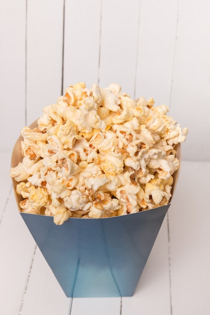 Blauwe doos vol met zoete en smakelijke popcorn