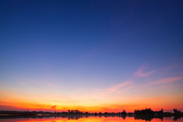 Blauwe dramatische avondrood