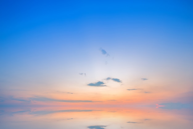 Blauwe dramatische de textuurachtergrond van de zonsonderganghemel