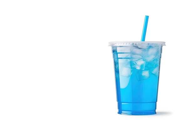 Blauwe drank in een plastic beker geïsoleerd op een witte achtergrond Take-away drankjes concept met kopieerruimte