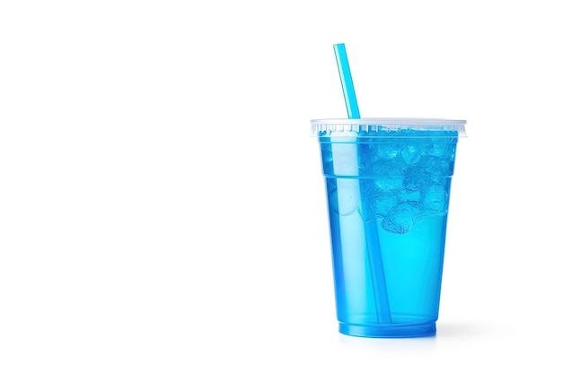 Blauwe drank in een plastic beker geïsoleerd op een witte achtergrond Take-away drankjes concept met kopieerruimte