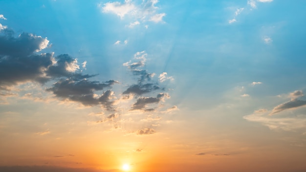 Blauwe en oranje avondrood met stralen van de zon. natuurlijk landschap voor achtergrond, de scène van de vroege ochtendhemel