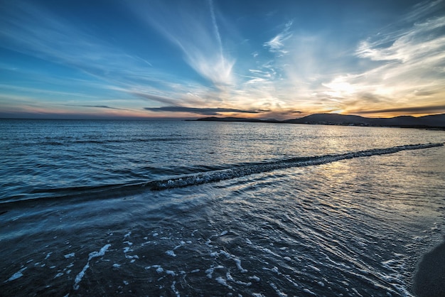 Blauwe en oranje lucht boven de zee