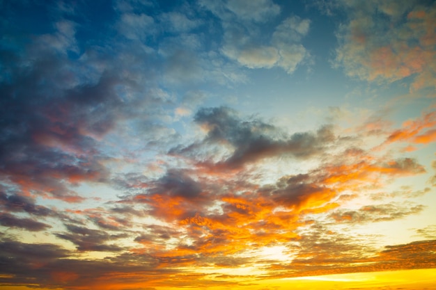 Blauwe en oranje zonsonderganghemel met zonnestralen. Natuurlijk landschap voor achtergrond