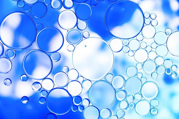 Foto blauwe en paarse oliebellen in water met abstract patroon