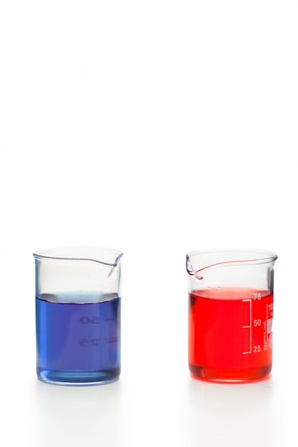 Blauwe en rode vloeistof in bekers